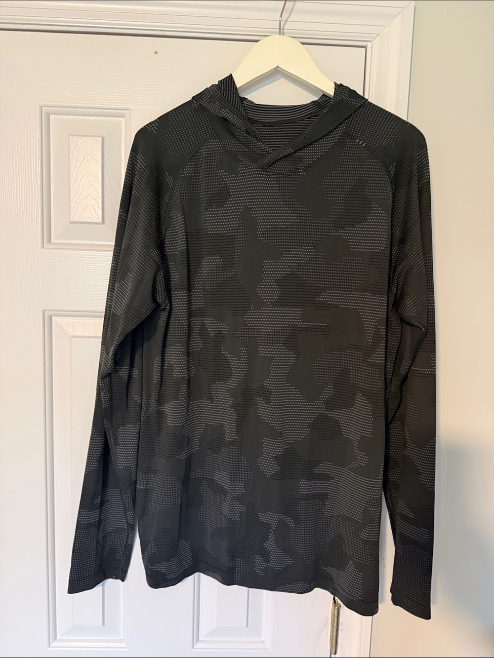 Lululemon Men's Long Sleeve Hooded Performance Shirt - Black Camo